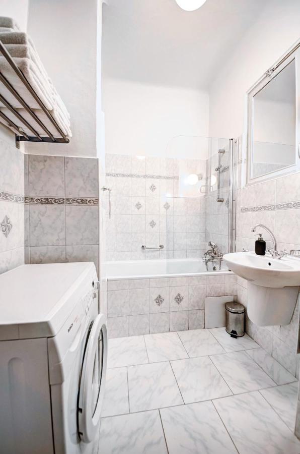Turnkey I Vintage Terrace Apartment براغ المظهر الخارجي الصورة